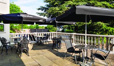 Ramada by Wyndham Cheltenham - outdoor seating