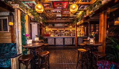 Gin & Juice interior