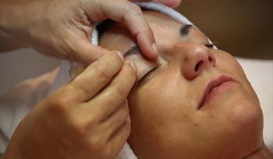 Lady having her eyebrows waxed